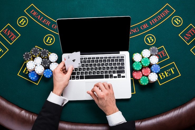Pengguna membaca syarat bonus di layar ponsel